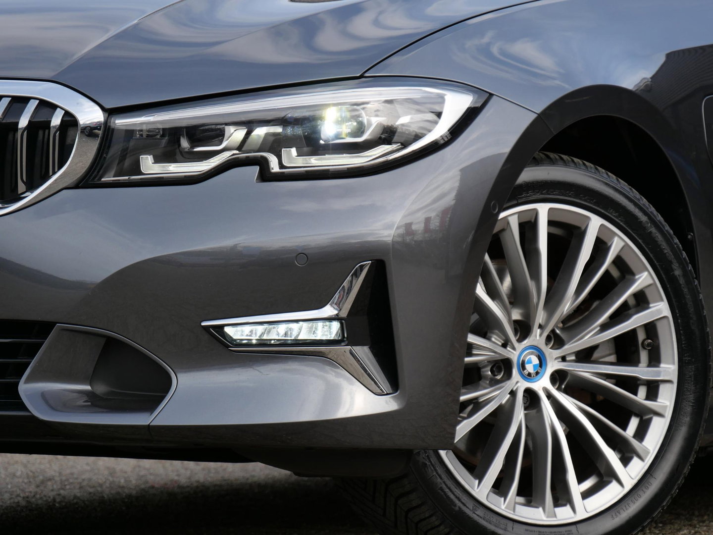 BMW 3 Serie Touring 320e LEER/ CAMERA/ ELEKT. KLEP/ SFEERVERLICHTING/ 18" BREEDSET MET 4 NIEUWE ALL-SEASON BANDEN