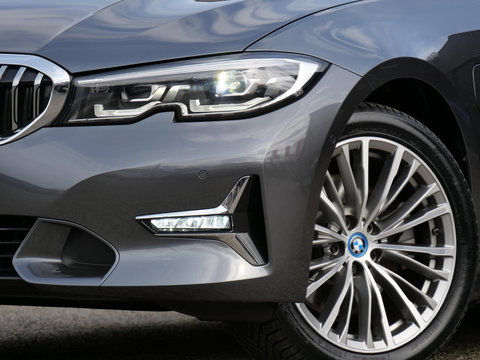 BMW 3 Serie Touring 320e LEER/ CAMERA/ ELEKT. KLEP/ SFEERVERLICHTING/ 18" BREEDSET MET 4 NIEUWE ALL-SEASON BANDEN