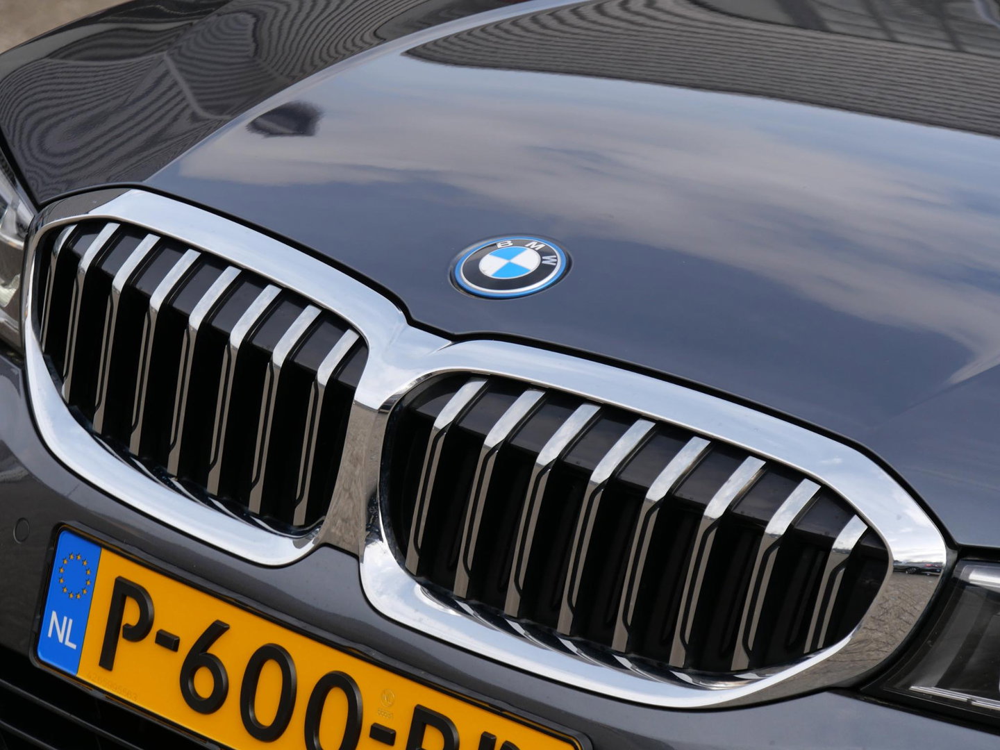 BMW 3 Serie Touring 320e LEER/ CAMERA/ ELEKT. KLEP/ SFEERVERLICHTING/ 18" BREEDSET MET 4 NIEUWE ALL-SEASON BANDEN