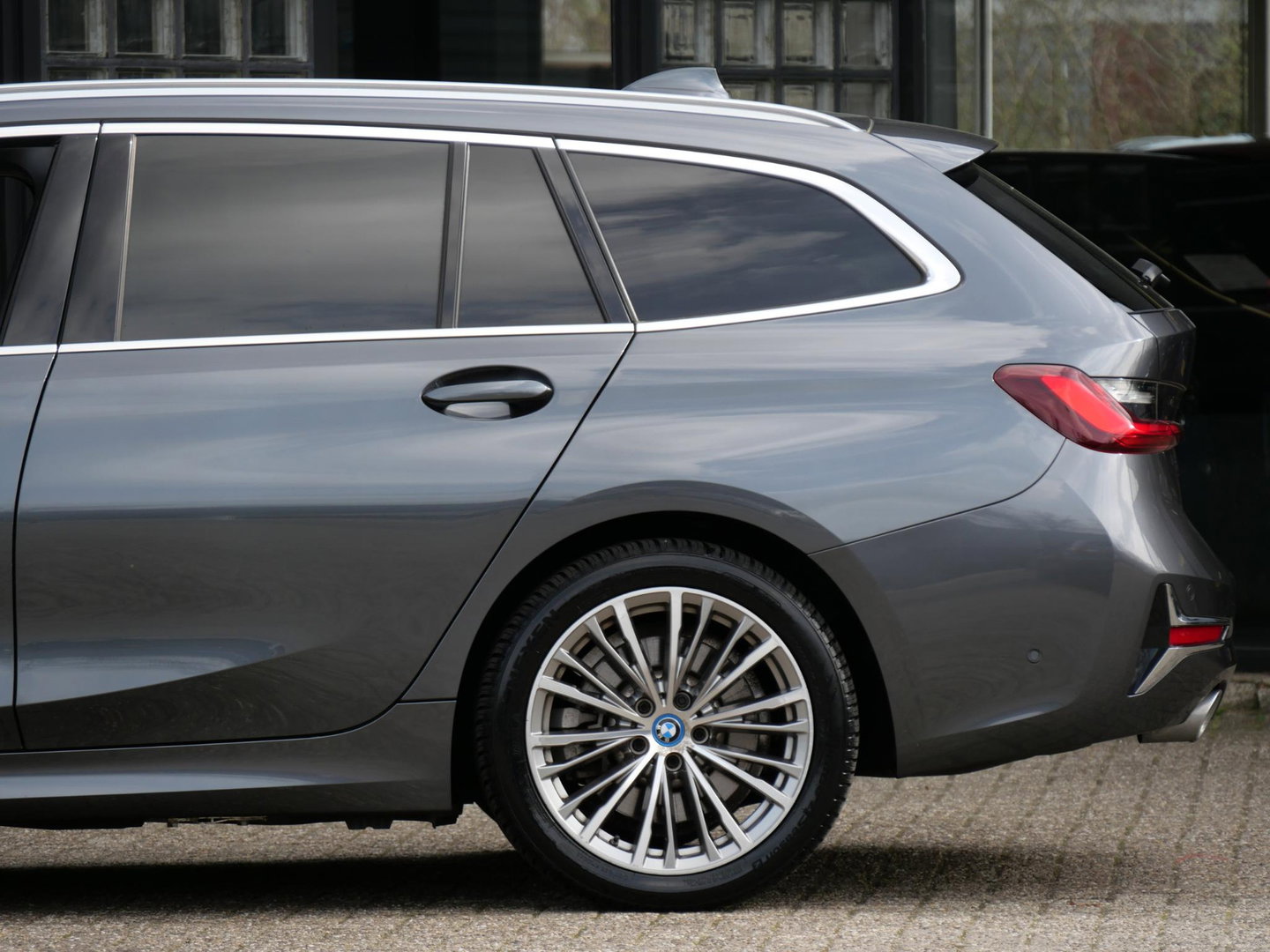 BMW 3 Serie Touring 320e LEER/ CAMERA/ ELEKT. KLEP/ SFEERVERLICHTING/ 18" BREEDSET MET 4 NIEUWE ALL-SEASON BANDEN