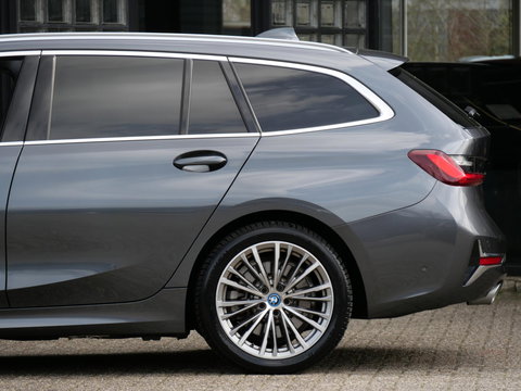 BMW 3 Serie Touring 320e LEER/ CAMERA/ ELEKT. KLEP/ SFEERVERLICHTING/ 18" BREEDSET MET 4 NIEUWE ALL-SEASON BANDEN