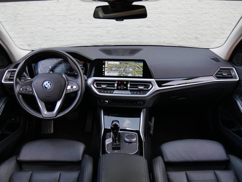 BMW 3 Serie Touring 320e LEER/ CAMERA/ ELEKT. KLEP/ SFEERVERLICHTING/ 18" BREEDSET MET 4 NIEUWE ALL-SEASON BANDEN