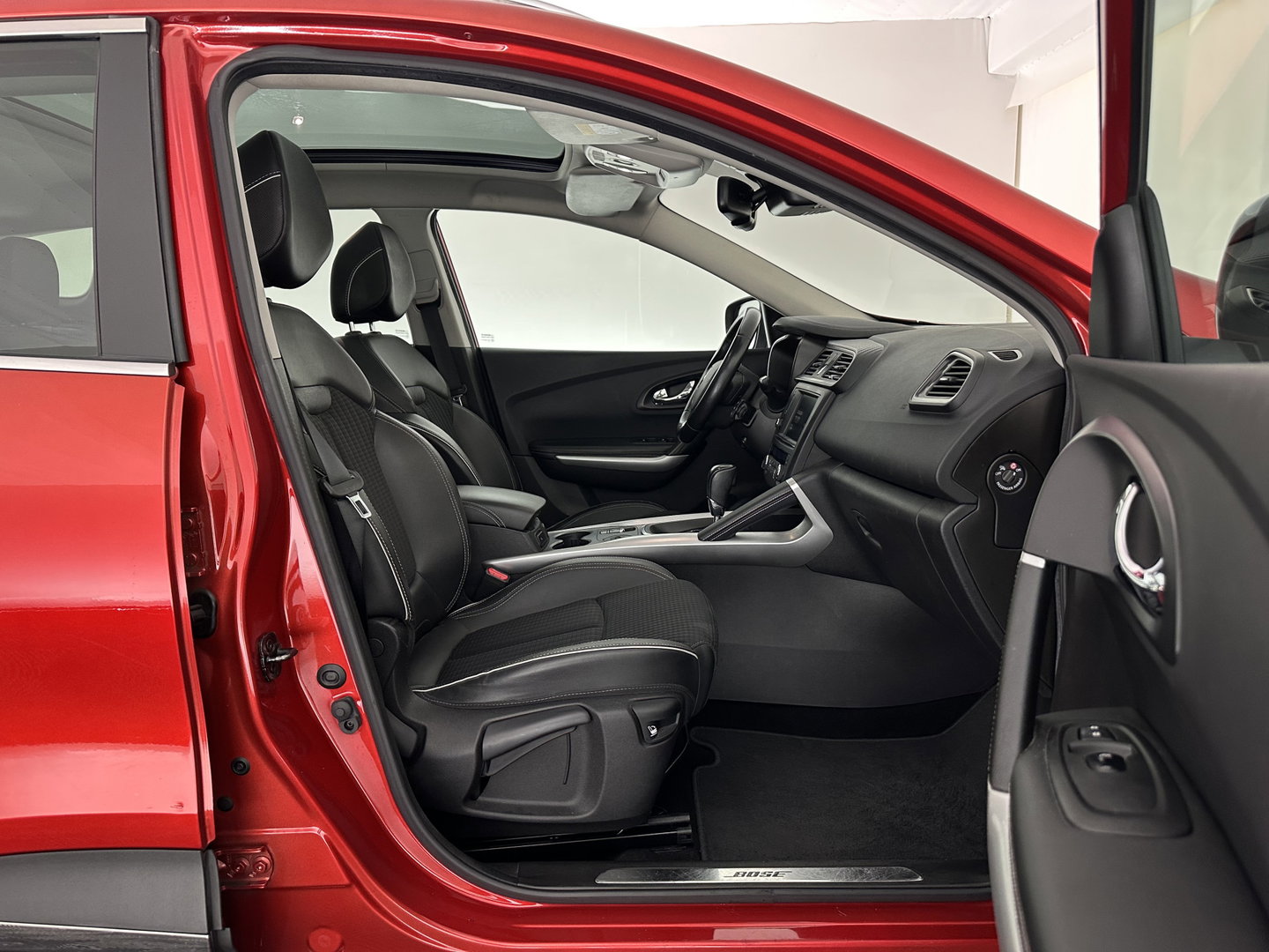 Renault Kadjar 1.5 dCi Bose Aut. *PANO | LEATHER-FABRIC | FULL-LED | BOSE-SOUND | BLINDSPOT | HEATED-COMFORTSEATS | KEYLESS | CAMERA | NAVI-FULLMAP | ECC | PDC | CRUISE | DAB | PRIVACY-GLASS | 19''ALU | TOWBAR*