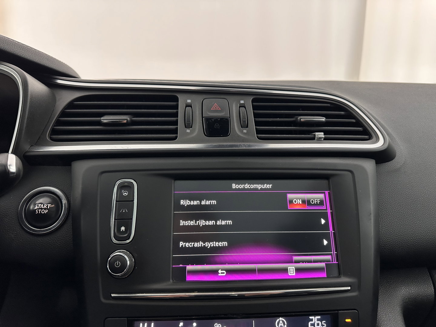 Renault Kadjar 1.5 dCi Bose Aut. *PANO | LEATHER-FABRIC | FULL-LED | BOSE-SOUND | BLINDSPOT | HEATED-COMFORTSEATS | KEYLESS | CAMERA | NAVI-FULLMAP | ECC | PDC | CRUISE | DAB | PRIVACY-GLASS | 19''ALU | TOWBAR*