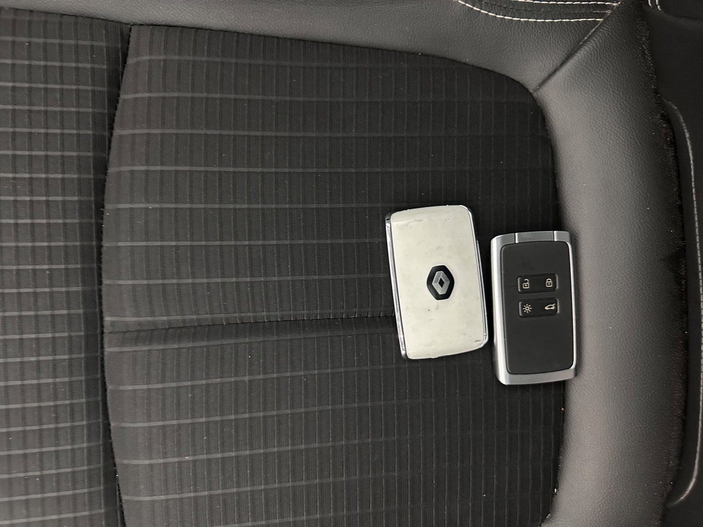 Renault Kadjar 1.5 dCi Bose Aut. *PANO | LEATHER-FABRIC | FULL-LED | BOSE-SOUND | BLINDSPOT | HEATED-COMFORTSEATS | KEYLESS | CAMERA | NAVI-FULLMAP | ECC | PDC | CRUISE | DAB | PRIVACY-GLASS | 19''ALU | TOWBAR*