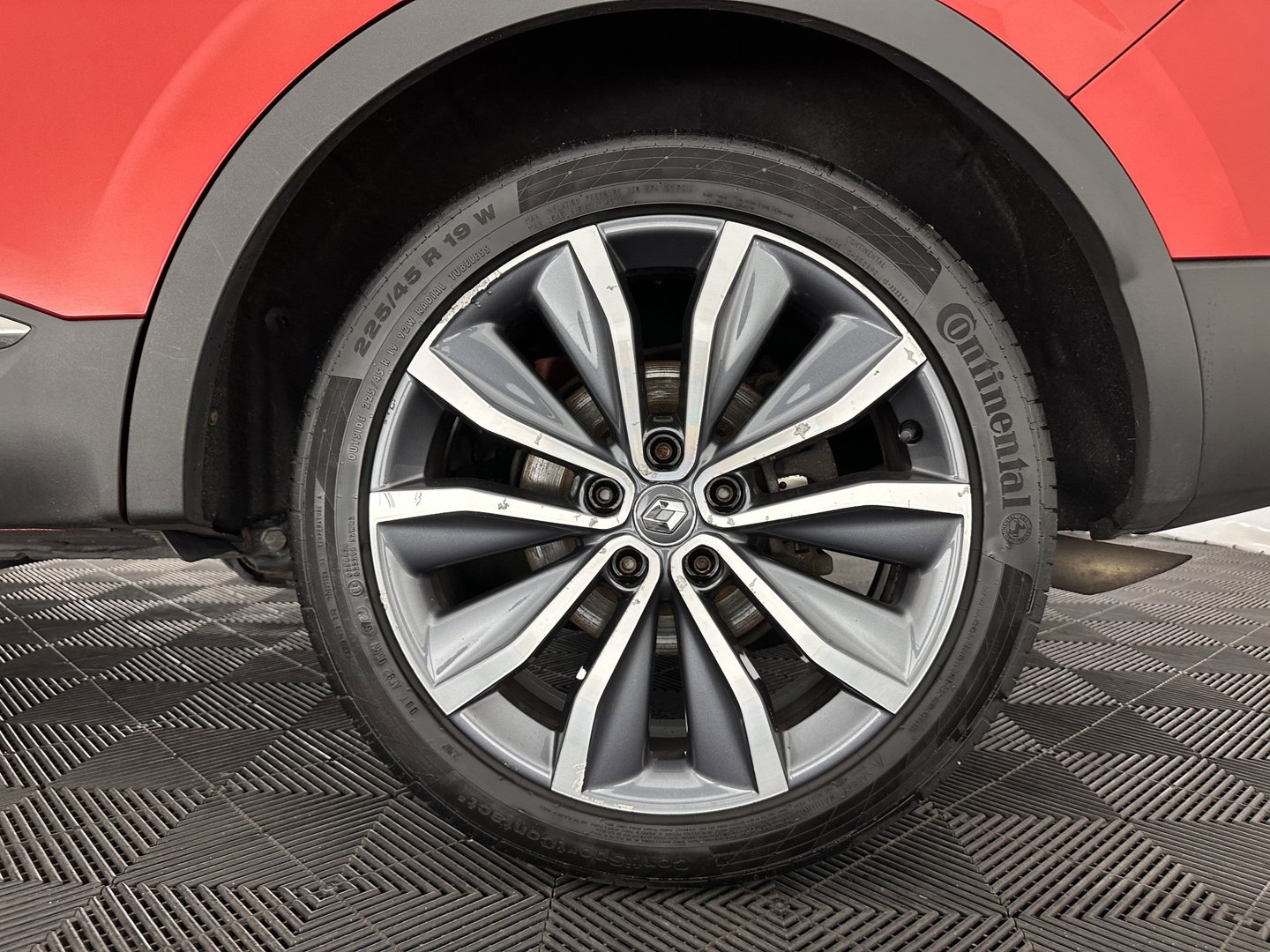 Renault Kadjar 1.5 dCi Bose Aut. *PANO | LEATHER-FABRIC | FULL-LED | BOSE-SOUND | BLINDSPOT | HEATED-COMFORTSEATS | KEYLESS | CAMERA | NAVI-FULLMAP | ECC | PDC | CRUISE | DAB | PRIVACY-GLASS | 19''ALU | TOWBAR*