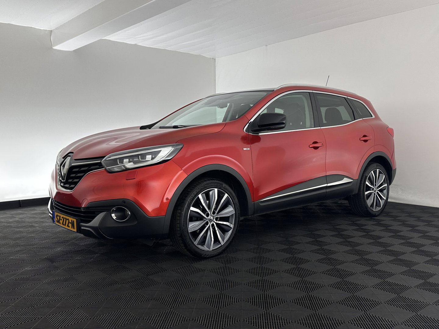 Renault Kadjar 1.5 dCi Bose Aut. *PANO | LEATHER-FABRIC | FULL-LED | BOSE-SOUND | BLINDSPOT | HEATED-COMFORTSEATS | KEYLESS | CAMERA | NAVI-FULLMAP | ECC | PDC | CRUISE | DAB | PRIVACY-GLASS | 19''ALU | TOWBAR*