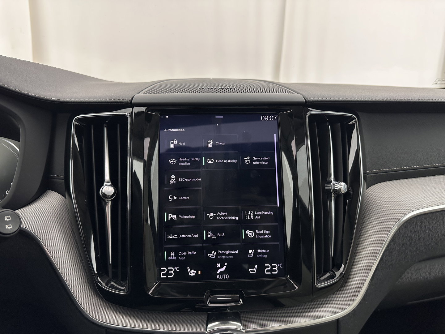 Volvo XC60 2.0 T8 Twin Engine AWD Inscription Aut. *PANO | HEAD-UP | LEATHER | FULL-LED | MEMORY-PACK | HARMAN/KARDON | TOP-VIEW | DIGI-COCKPIT | KEYLESS | HEATED-SPORTSEATS | NAVI-FULLMAP | ECC | PDC | ADAPTIVE-CRUISE | 20''ALU | TOWBAR