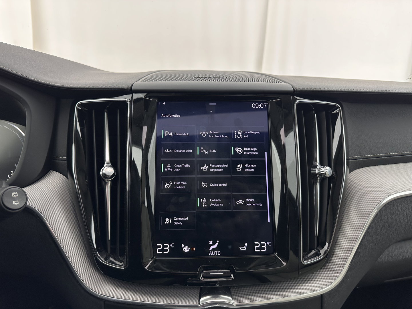 Volvo XC60 2.0 T8 Twin Engine AWD Inscription Aut. *PANO | HEAD-UP | LEATHER | FULL-LED | MEMORY-PACK | HARMAN/KARDON | TOP-VIEW | DIGI-COCKPIT | KEYLESS | HEATED-SPORTSEATS | NAVI-FULLMAP | ECC | PDC | ADAPTIVE-CRUISE | 20''ALU | TOWBAR