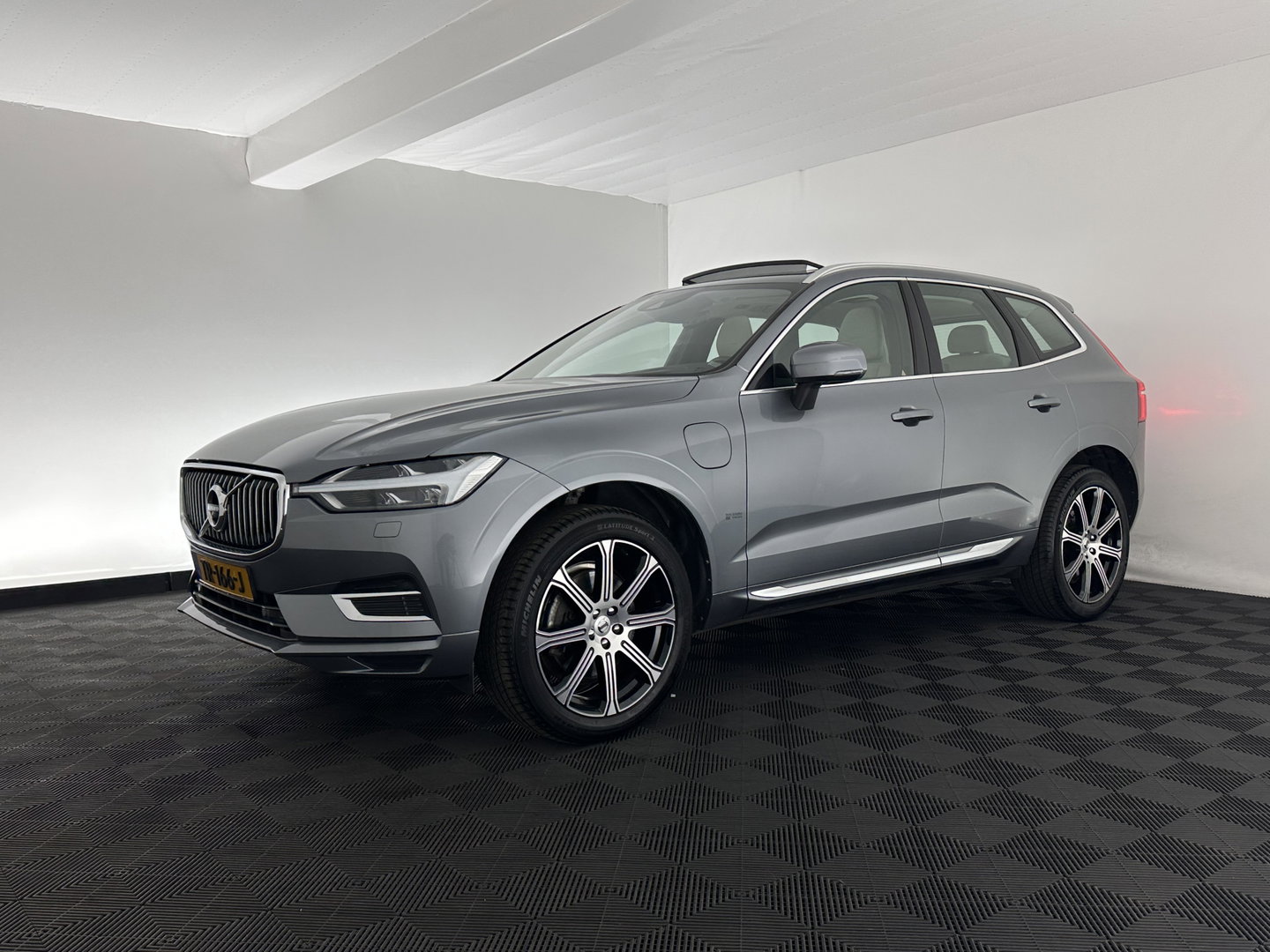 Volvo XC60 2.0 T8 Twin Engine AWD Inscription Aut. *PANO | HEAD-UP | LEATHER | FULL-LED | MEMORY-PACK | HARMAN/KARDON | TOP-VIEW | DIGI-COCKPIT | KEYLESS | HEATED-SPORTSEATS | NAVI-FULLMAP | ECC | PDC | ADAPTIVE-CRUISE | 20''ALU | TOWBAR