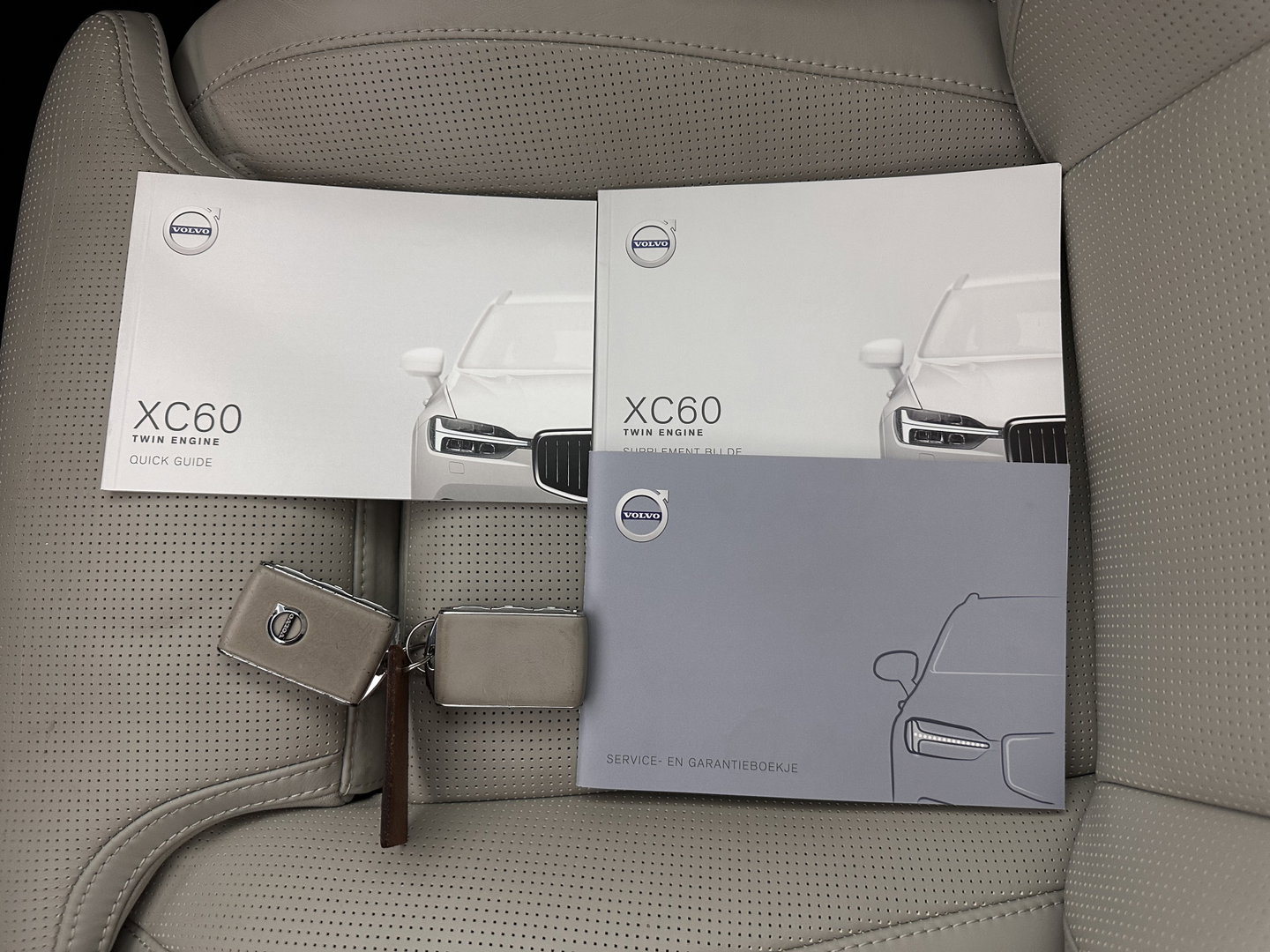 Volvo XC60 2.0 T8 Twin Engine AWD Inscription Aut. *PANO | HEAD-UP | LEATHER | FULL-LED | MEMORY-PACK | HARMAN/KARDON | TOP-VIEW | DIGI-COCKPIT | KEYLESS | HEATED-SPORTSEATS | NAVI-FULLMAP | ECC | PDC | ADAPTIVE-CRUISE | 20''ALU | TOWBAR