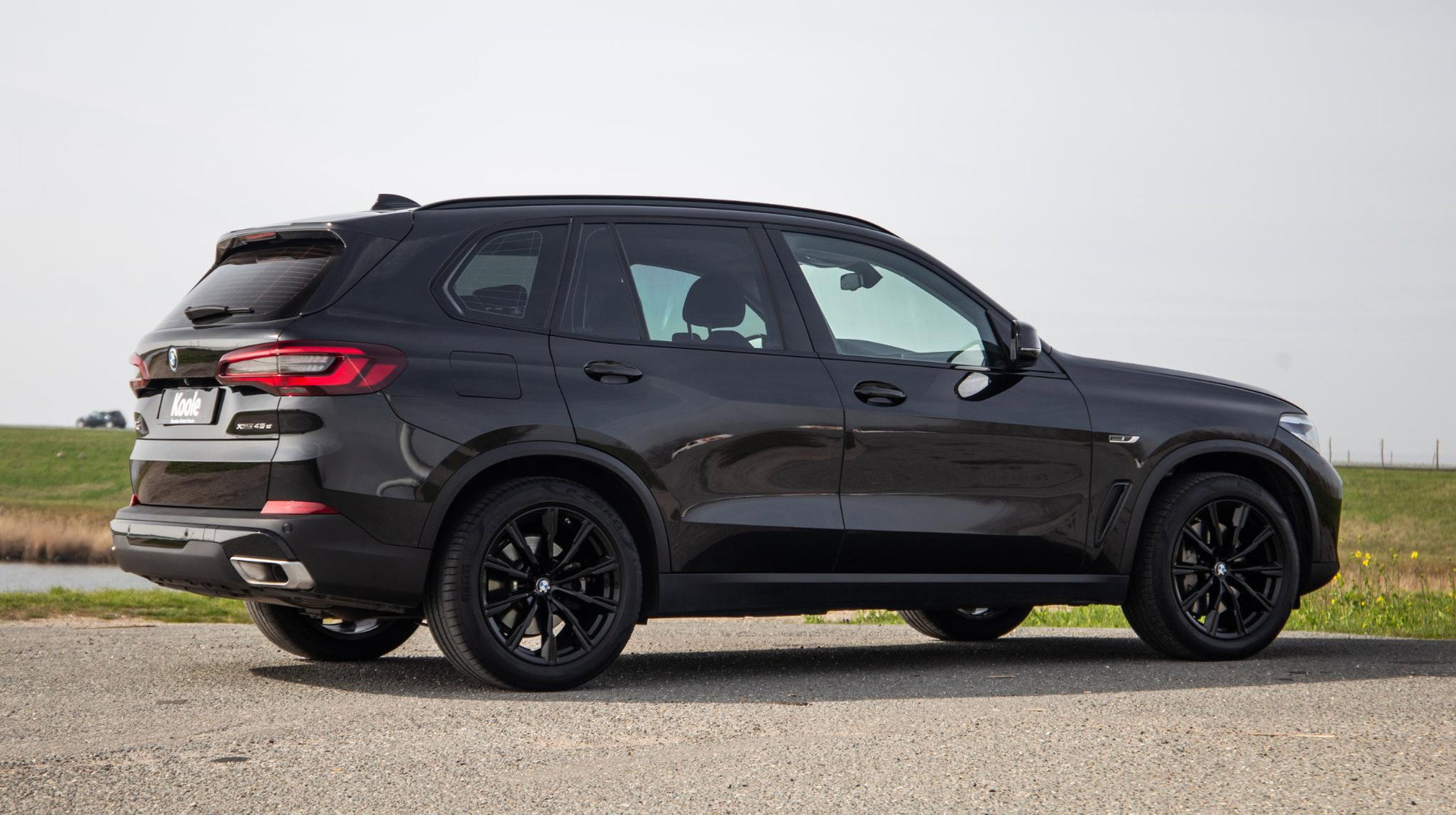 BMW X5 xDrive45e CARPLAY / CAMERA / DEALER ONDERHOUDEN /  LEER / STOELVERWARMING / BLACK ON BLACK