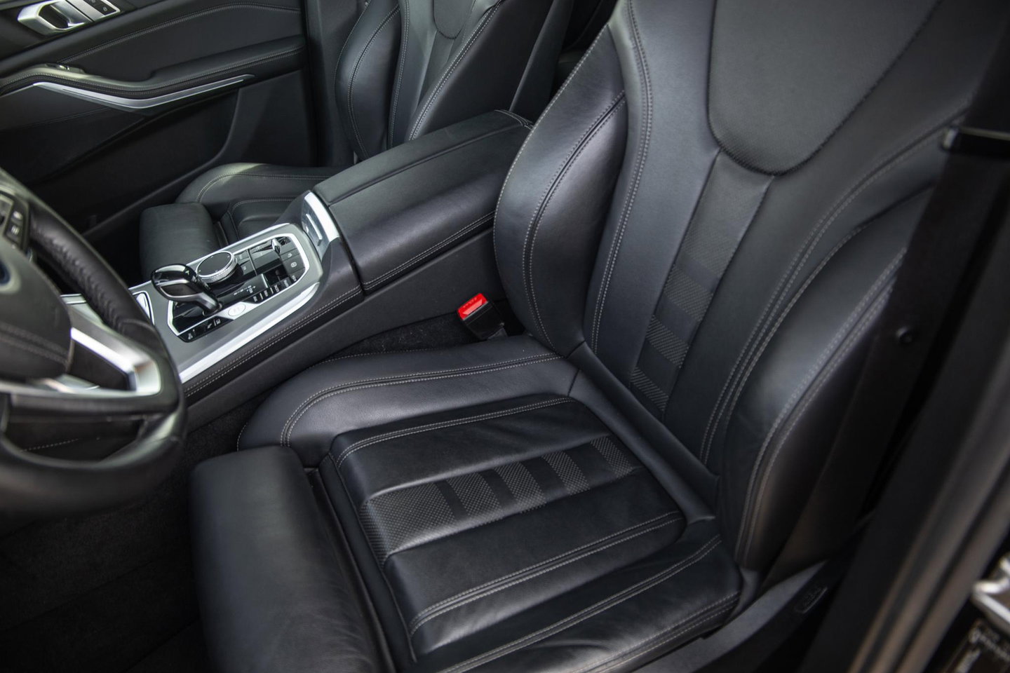 BMW X5 xDrive45e CARPLAY / CAMERA / DEALER ONDERHOUDEN /  LEER / STOELVERWARMING / BLACK ON BLACK