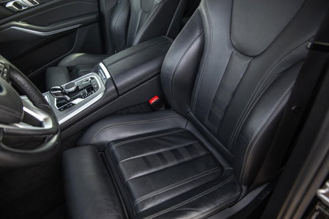 BMW X5 xDrive45e CARPLAY / CAMERA / DEALER ONDERHOUDEN /  LEER / STOELVERWARMING / BLACK ON BLACK