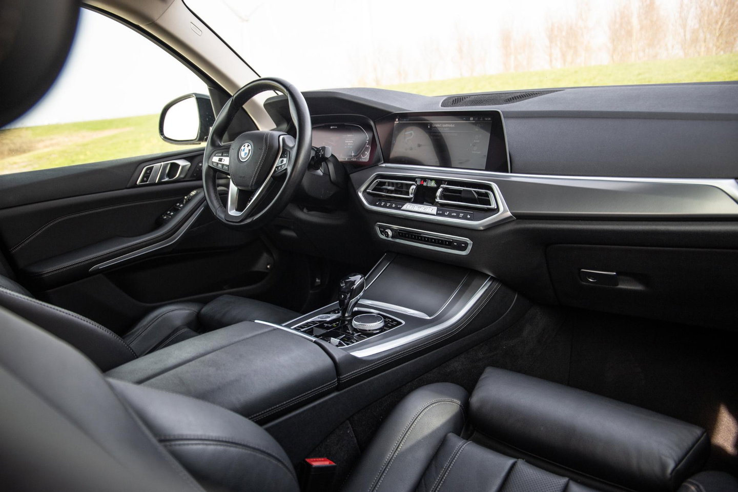 BMW X5 xDrive45e CARPLAY / CAMERA / DEALER ONDERHOUDEN /  LEER / STOELVERWARMING / BLACK ON BLACK