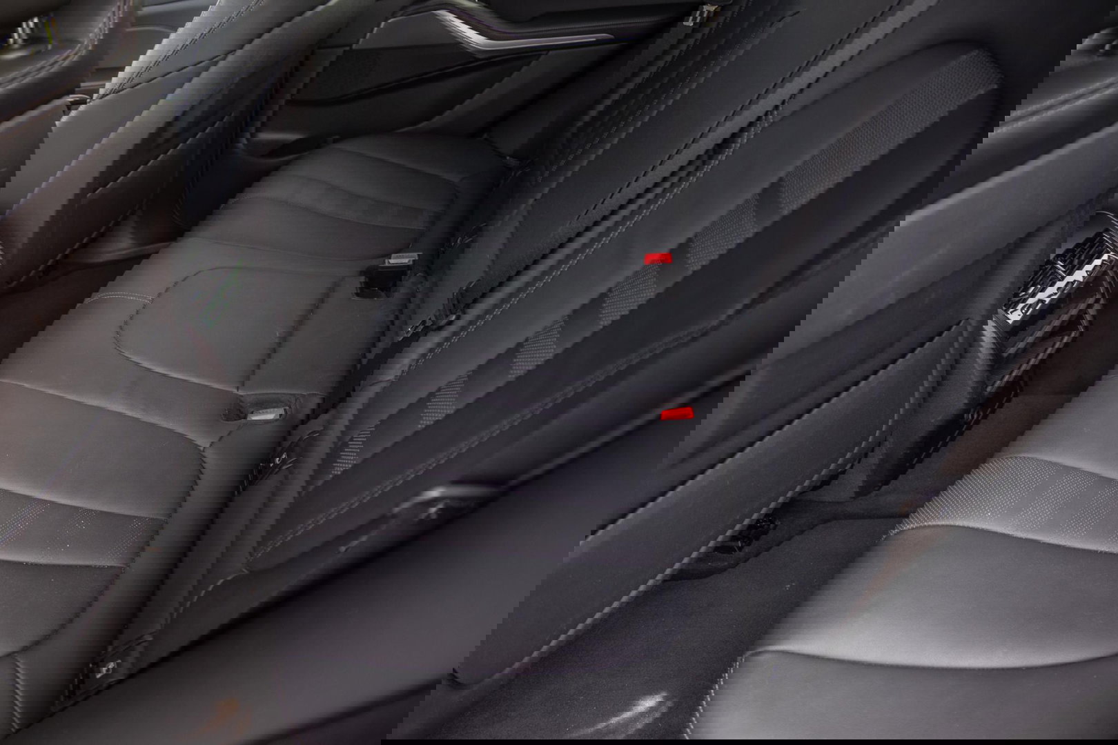 BMW X5 xDrive45e CARPLAY / CAMERA / DEALER ONDERHOUDEN /  LEER / STOELVERWARMING / BLACK ON BLACK