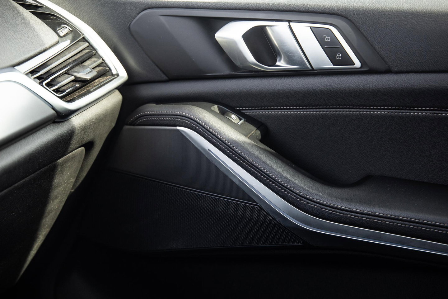 BMW X5 xDrive45e CARPLAY / CAMERA / DEALER ONDERHOUDEN /  LEER / STOELVERWARMING / BLACK ON BLACK