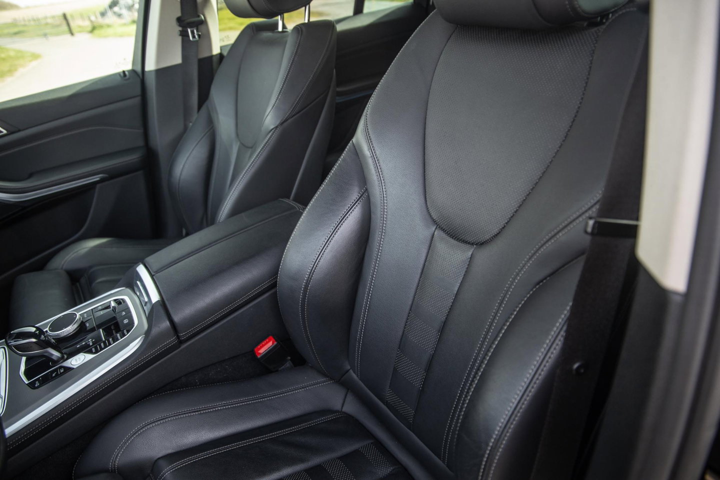 BMW X5 xDrive45e CARPLAY / CAMERA / DEALER ONDERHOUDEN /  LEER / STOELVERWARMING / BLACK ON BLACK