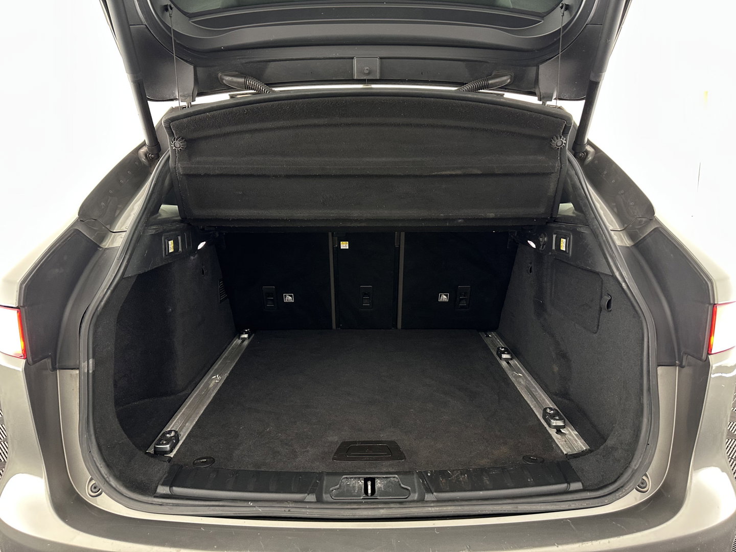 Jaguar F-Pace 3.0d First Edition AWD Aut. *PANO | LEATHER | XENON | MEMORY-PACK | DIGI-COCKPIT | MERIDIAN-SOUND | NAVI-FULLMAP | CAMERA | HEATED-COMFORTSEATS | AMBIENT-LIGHT | SHIFT-PADDLES | ECC | PDC | CRUISE | TOWBAR |  20''A