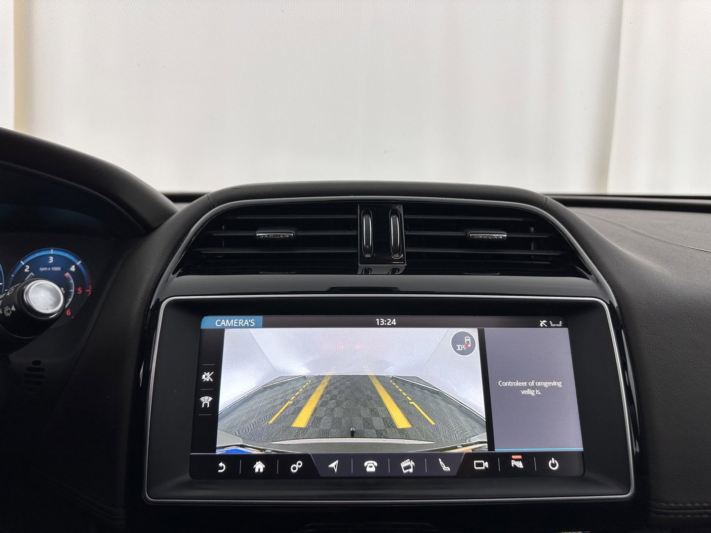 Jaguar F-Pace 3.0d First Edition AWD Aut. *PANO | LEATHER | XENON | MEMORY-PACK | DIGI-COCKPIT | MERIDIAN-SOUND | NAVI-FULLMAP | CAMERA | HEATED-COMFORTSEATS | AMBIENT-LIGHT | SHIFT-PADDLES | ECC | PDC | CRUISE | TOWBAR |  20''A