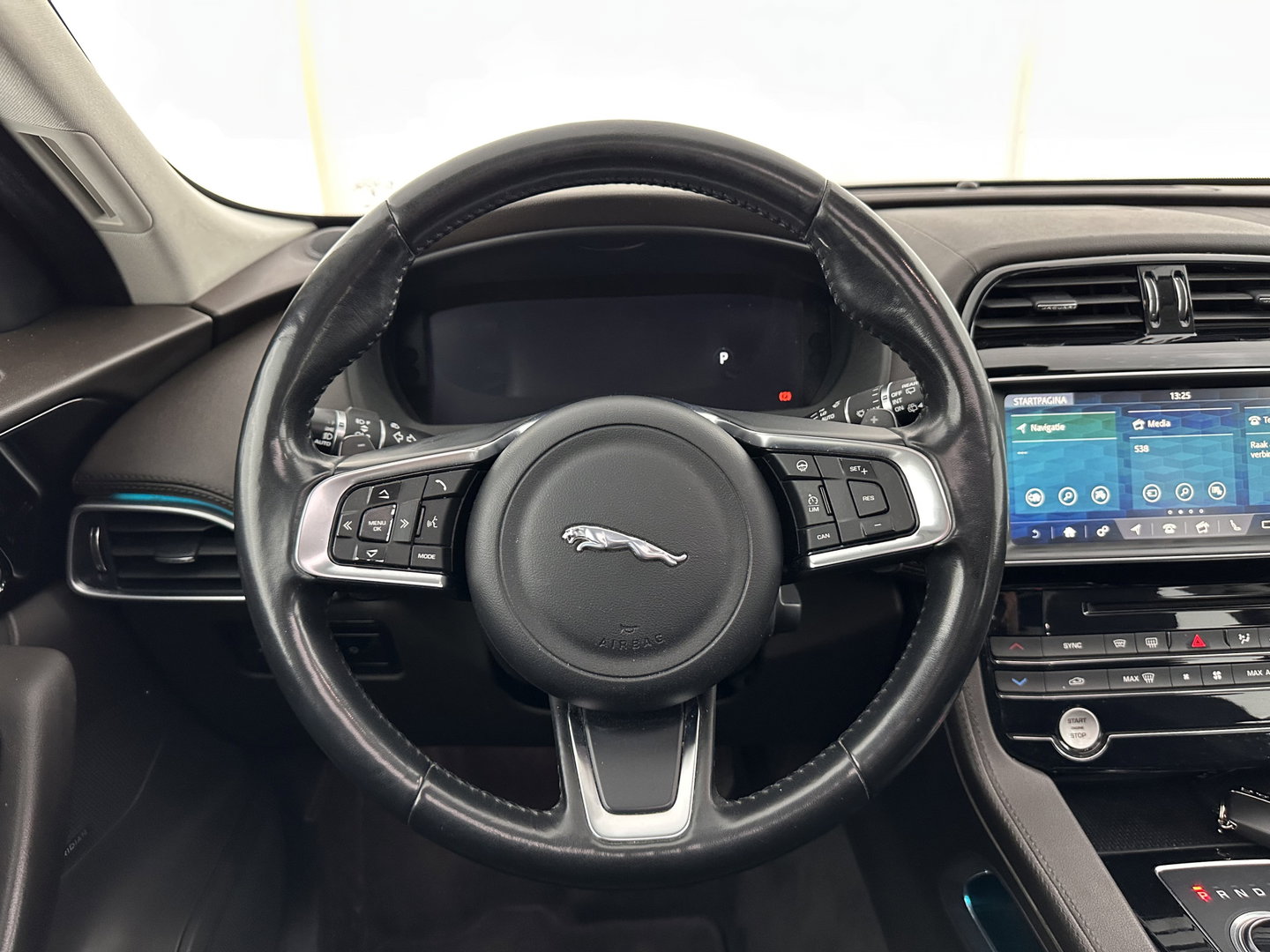 Jaguar F-Pace 3.0d First Edition AWD Aut. *PANO | LEATHER | XENON | MEMORY-PACK | DIGI-COCKPIT | MERIDIAN-SOUND | NAVI-FULLMAP | CAMERA | HEATED-COMFORTSEATS | AMBIENT-LIGHT | SHIFT-PADDLES | ECC | PDC | CRUISE | TOWBAR |  20''A