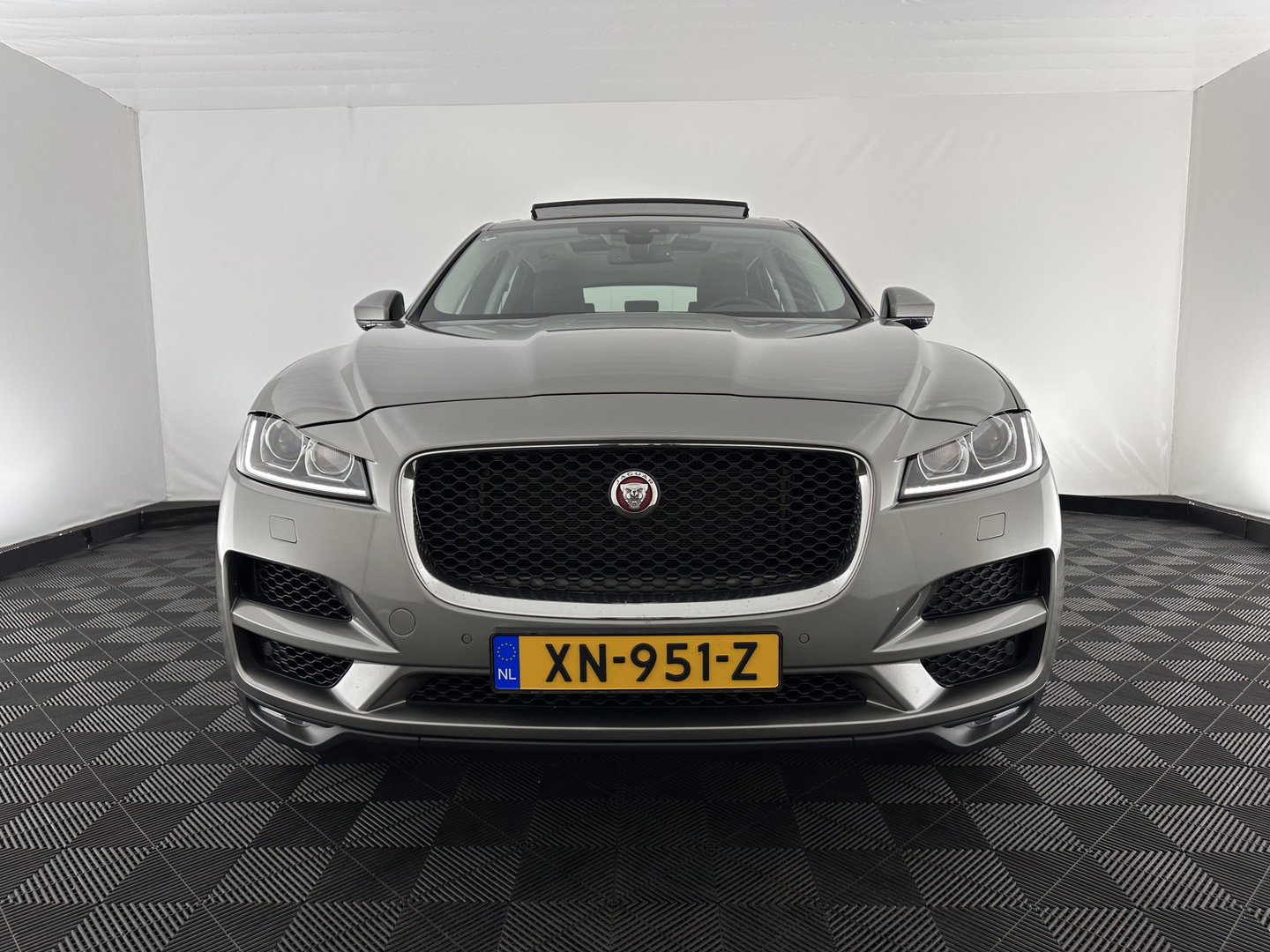 Jaguar F-Pace 3.0d First Edition AWD Aut. *PANO | LEATHER | XENON | MEMORY-PACK | DIGI-COCKPIT | MERIDIAN-SOUND | NAVI-FULLMAP | CAMERA | HEATED-COMFORTSEATS | AMBIENT-LIGHT | SHIFT-PADDLES | ECC | PDC | CRUISE | TOWBAR |  20''A