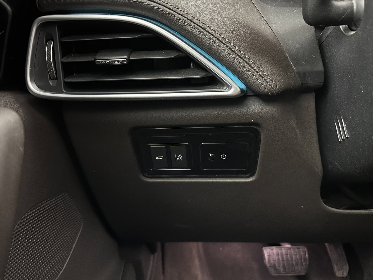 Jaguar F-Pace 3.0d First Edition AWD Aut. *PANO | LEATHER | XENON | MEMORY-PACK | DIGI-COCKPIT | MERIDIAN-SOUND | NAVI-FULLMAP | CAMERA | HEATED-COMFORTSEATS | AMBIENT-LIGHT | SHIFT-PADDLES | ECC | PDC | CRUISE | TOWBAR |  20''A