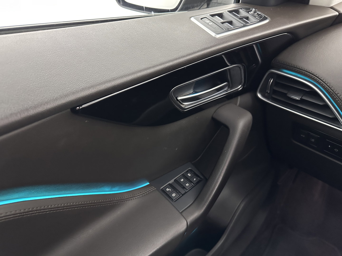 Jaguar F-Pace 3.0d First Edition AWD Aut. *PANO | LEATHER | XENON | MEMORY-PACK | DIGI-COCKPIT | MERIDIAN-SOUND | NAVI-FULLMAP | CAMERA | HEATED-COMFORTSEATS | AMBIENT-LIGHT | SHIFT-PADDLES | ECC | PDC | CRUISE | TOWBAR |  20''A