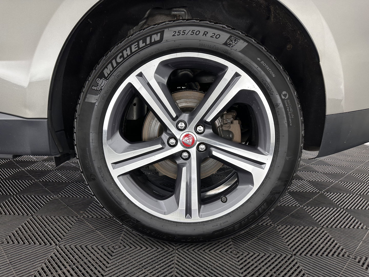 Jaguar F-Pace 3.0d First Edition AWD Aut. *PANO | LEATHER | XENON | MEMORY-PACK | DIGI-COCKPIT | MERIDIAN-SOUND | NAVI-FULLMAP | CAMERA | HEATED-COMFORTSEATS | AMBIENT-LIGHT | SHIFT-PADDLES | ECC | PDC | CRUISE | TOWBAR |  20''A