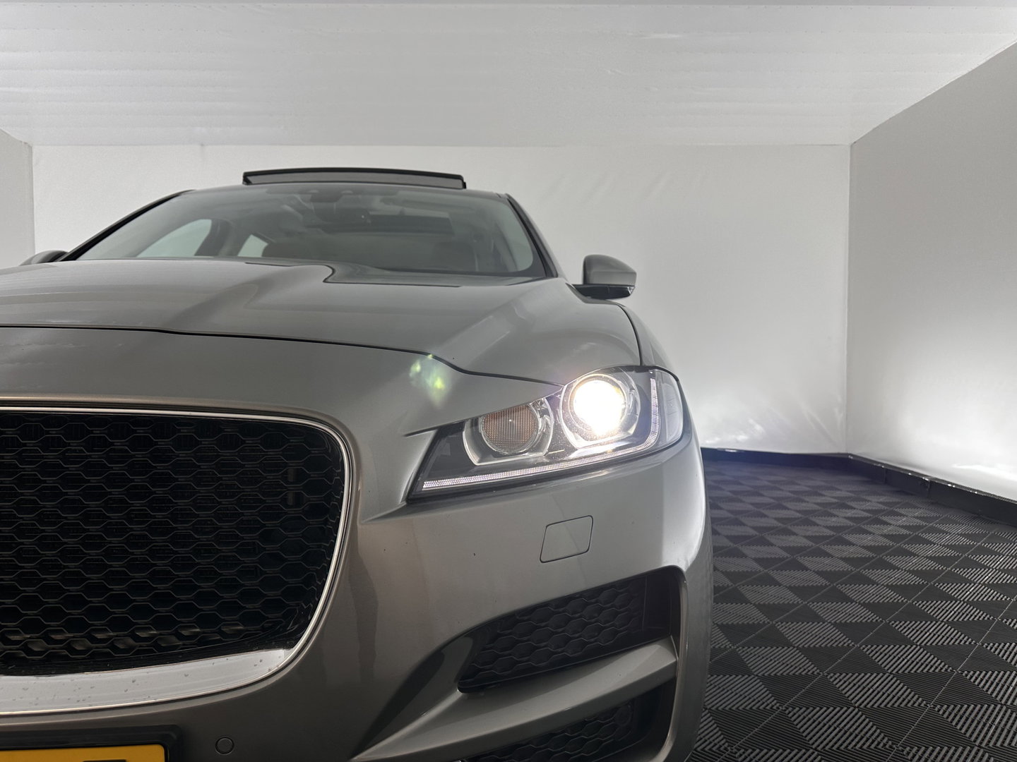 Jaguar F-Pace 3.0d First Edition AWD Aut. *PANO | LEATHER | XENON | MEMORY-PACK | DIGI-COCKPIT | MERIDIAN-SOUND | NAVI-FULLMAP | CAMERA | HEATED-COMFORTSEATS | AMBIENT-LIGHT | SHIFT-PADDLES | ECC | PDC | CRUISE | TOWBAR |  20''A