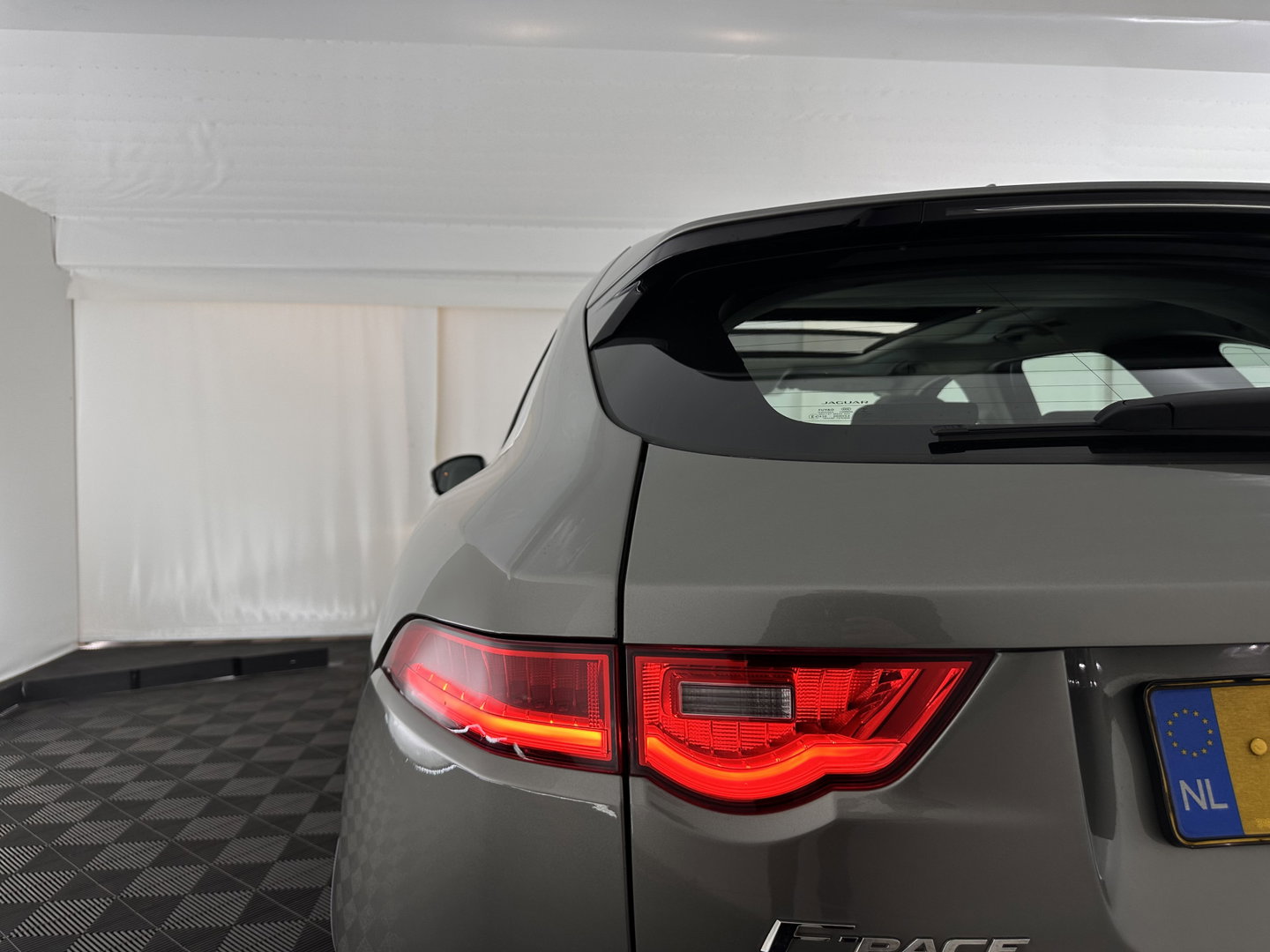 Jaguar F-Pace 3.0d First Edition AWD Aut. *PANO | LEATHER | XENON | MEMORY-PACK | DIGI-COCKPIT | MERIDIAN-SOUND | NAVI-FULLMAP | CAMERA | HEATED-COMFORTSEATS | AMBIENT-LIGHT | SHIFT-PADDLES | ECC | PDC | CRUISE | TOWBAR |  20''A