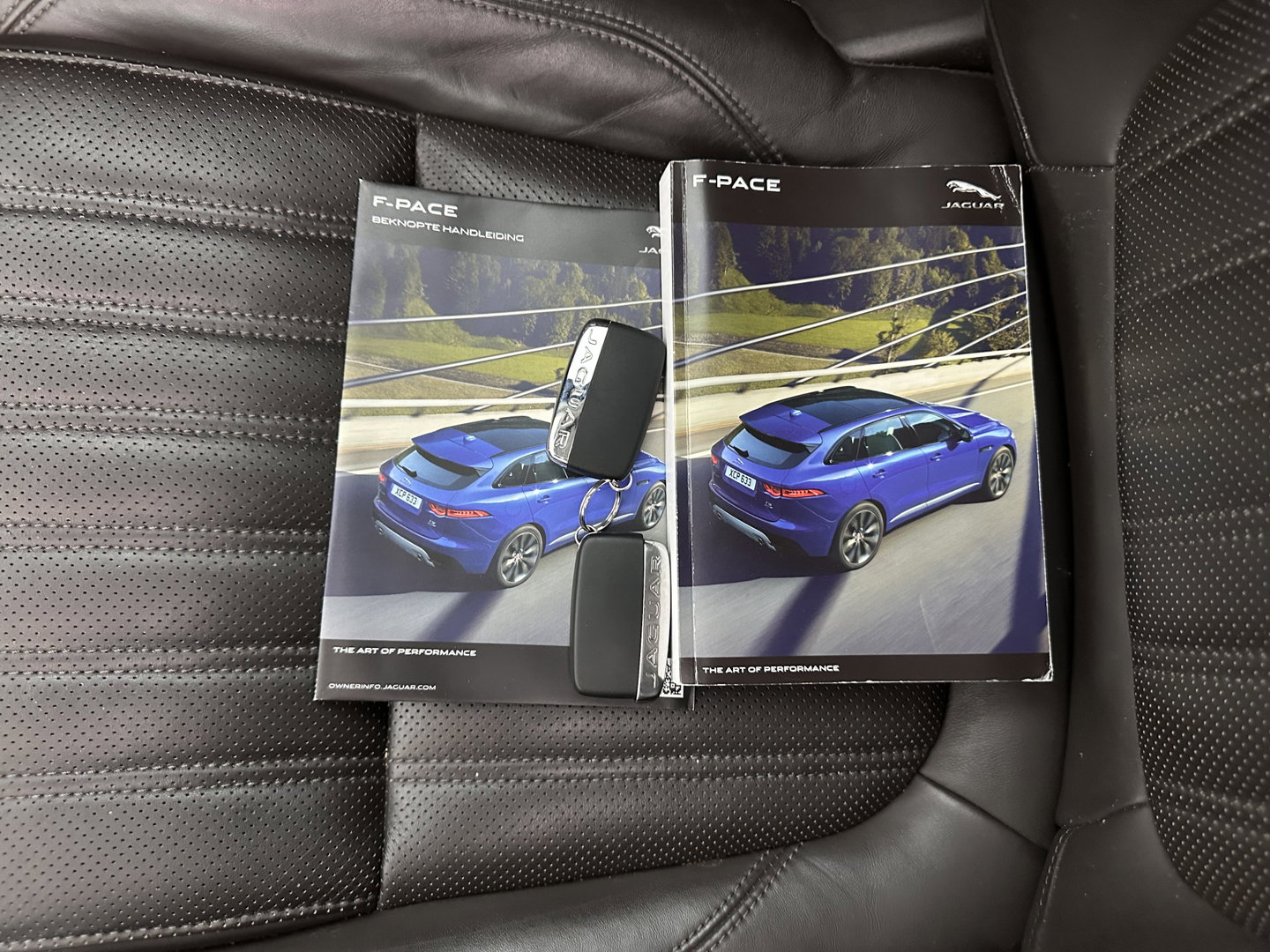 Jaguar F-Pace 3.0d First Edition AWD Aut. *PANO | LEATHER | XENON | MEMORY-PACK | DIGI-COCKPIT | MERIDIAN-SOUND | NAVI-FULLMAP | CAMERA | HEATED-COMFORTSEATS | AMBIENT-LIGHT | SHIFT-PADDLES | ECC | PDC | CRUISE | TOWBAR |  20''A