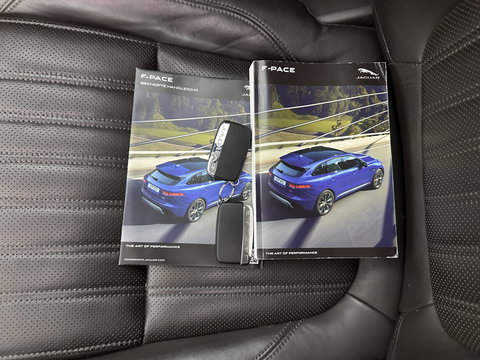 Jaguar F-Pace 3.0d First Edition AWD Aut. *PANO | LEATHER | XENON | MEMORY-PACK | DIGI-COCKPIT | MERIDIAN-SOUND | NAVI-FULLMAP | CAMERA | HEATED-COMFORTSEATS | AMBIENT-LIGHT | SHIFT-PADDLES | ECC | PDC | CRUISE | TOWBAR |  20''A