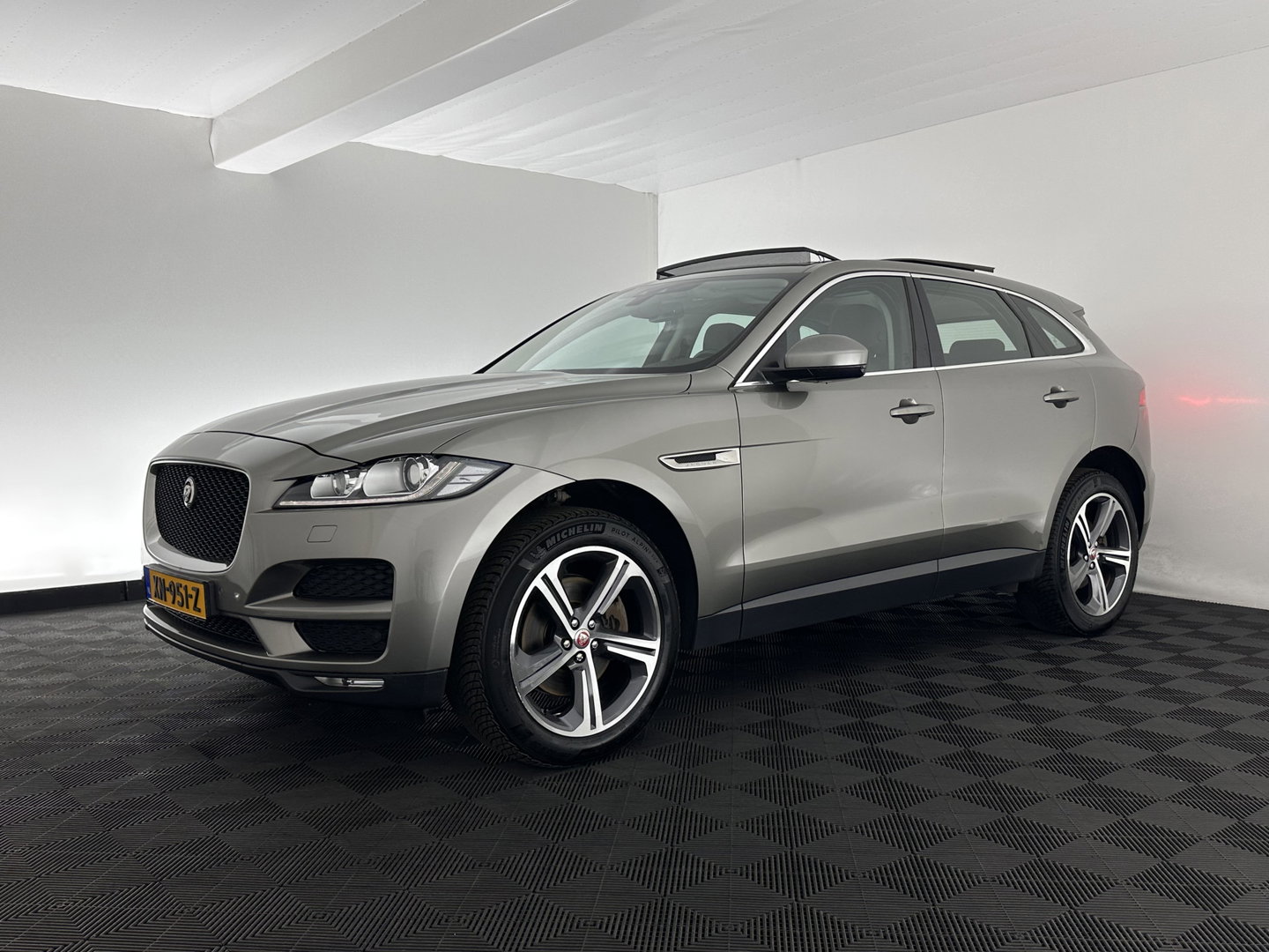 Jaguar F-Pace 3.0d First Edition AWD Aut. *PANO | LEATHER | XENON | MEMORY-PACK | DIGI-COCKPIT | MERIDIAN-SOUND | NAVI-FULLMAP | CAMERA | HEATED-COMFORTSEATS | AMBIENT-LIGHT | SHIFT-PADDLES | ECC | PDC | CRUISE | TOWBAR |  20''A