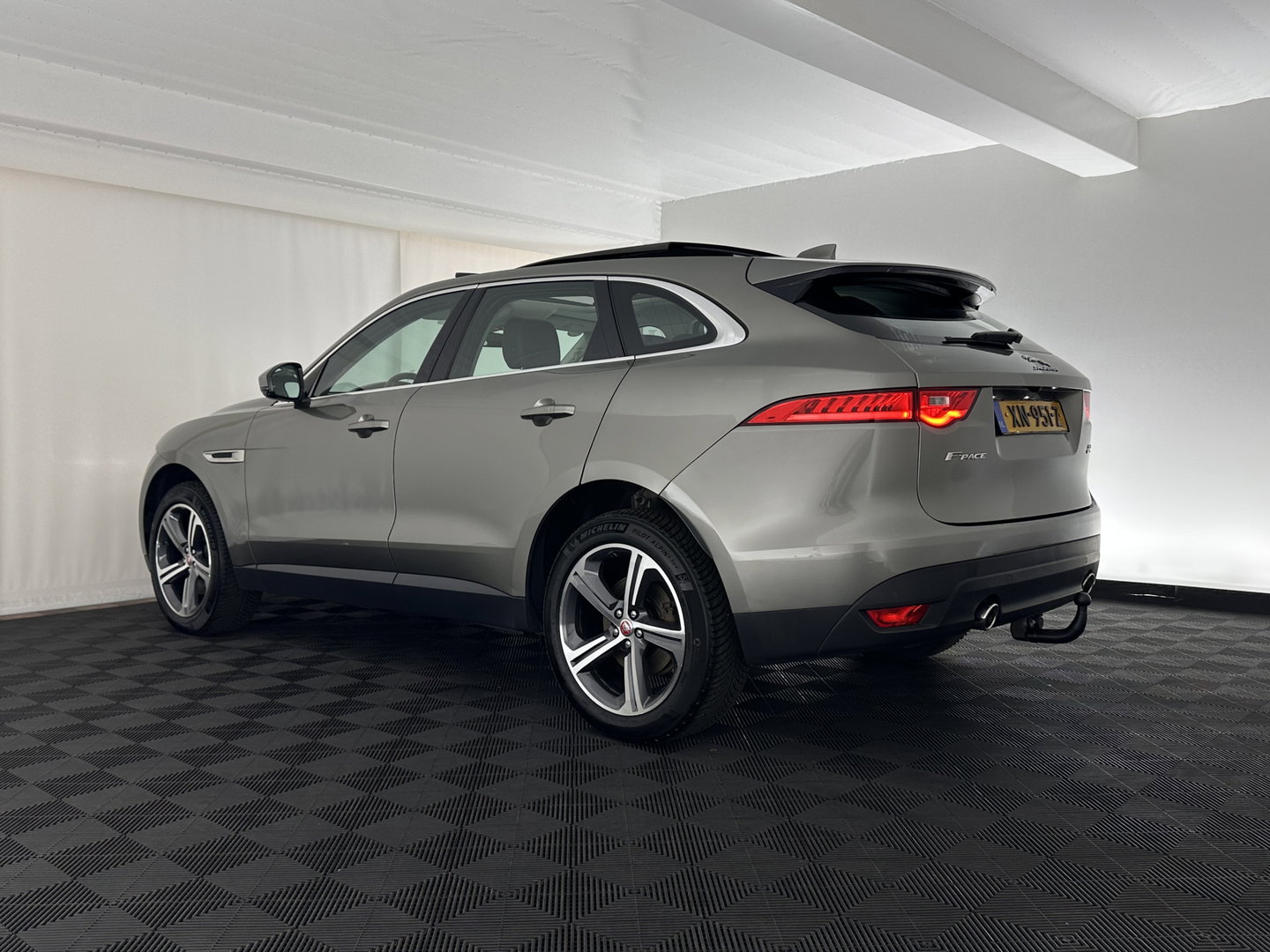 Jaguar F-Pace 3.0d First Edition AWD Aut. *PANO | LEATHER | XENON | MEMORY-PACK | DIGI-COCKPIT | MERIDIAN-SOUND | NAVI-FULLMAP | CAMERA | HEATED-COMFORTSEATS | AMBIENT-LIGHT | SHIFT-PADDLES | ECC | PDC | CRUISE | TOWBAR |  20''A