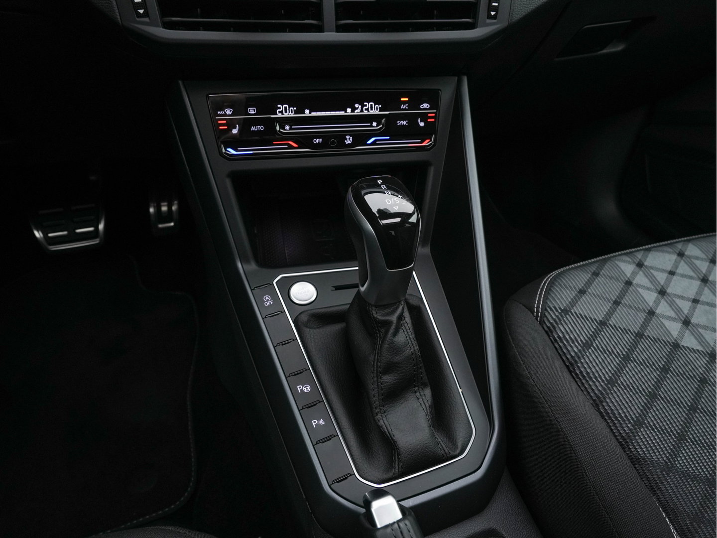 Volkswagen Taigo 1.5 TSI R-Line Aut. *PANO | ADAPTIVE-CRUISE | FULL-LED | BLINDSPOT | HEATED-SPORTSEATS | DIGI-COCKPIT | PRIVACY-GLASS | SHIFT-PADDLES | CAMERA | KEYLESS | NAVI-FULLMAP | ECC | PDC | 18''ALU*