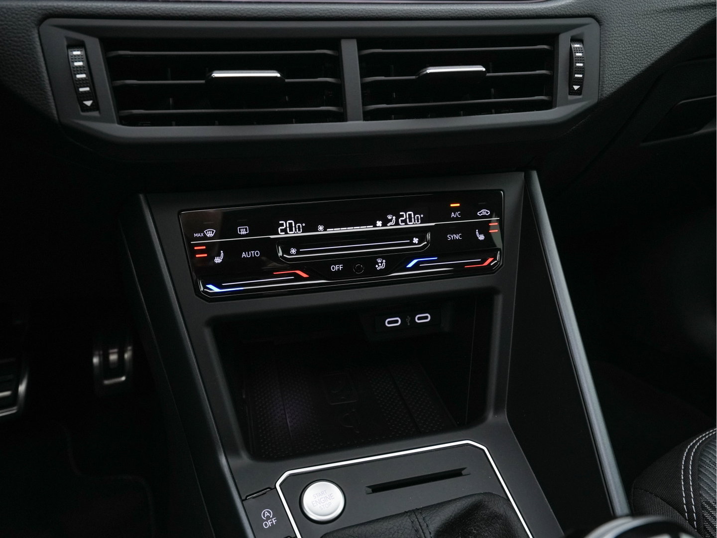 Volkswagen Taigo 1.5 TSI R-Line Aut. *PANO | ADAPTIVE-CRUISE | FULL-LED | BLINDSPOT | HEATED-SPORTSEATS | DIGI-COCKPIT | PRIVACY-GLASS | SHIFT-PADDLES | CAMERA | KEYLESS | NAVI-FULLMAP | ECC | PDC | 18''ALU*