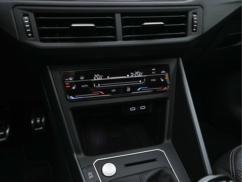 Volkswagen Taigo 1.5 TSI R-Line Aut. *PANO | ADAPTIVE-CRUISE | FULL-LED | BLINDSPOT | HEATED-SPORTSEATS | DIGI-COCKPIT | PRIVACY-GLASS | SHIFT-PADDLES | CAMERA | KEYLESS | NAVI-FULLMAP | ECC | PDC | 18''ALU*