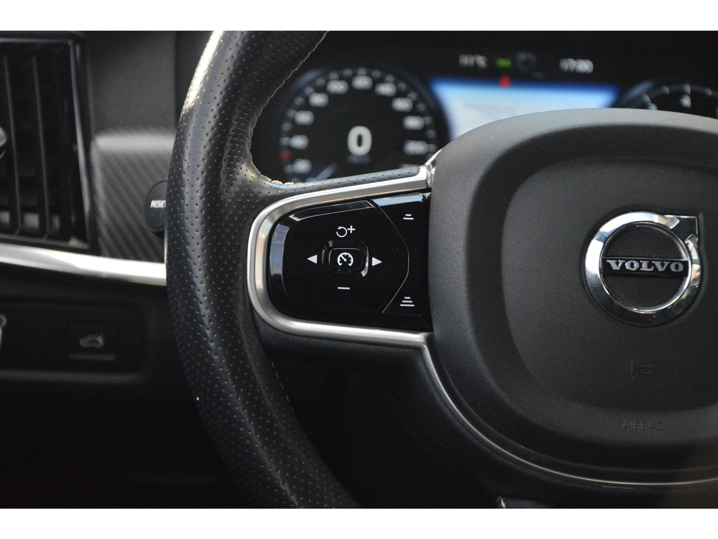 Volvo V90 T5 R-Design | Panormadak | Head-Up Display | Trekhaak | Stoelverwarming | Camera | Adaptive Cruise |