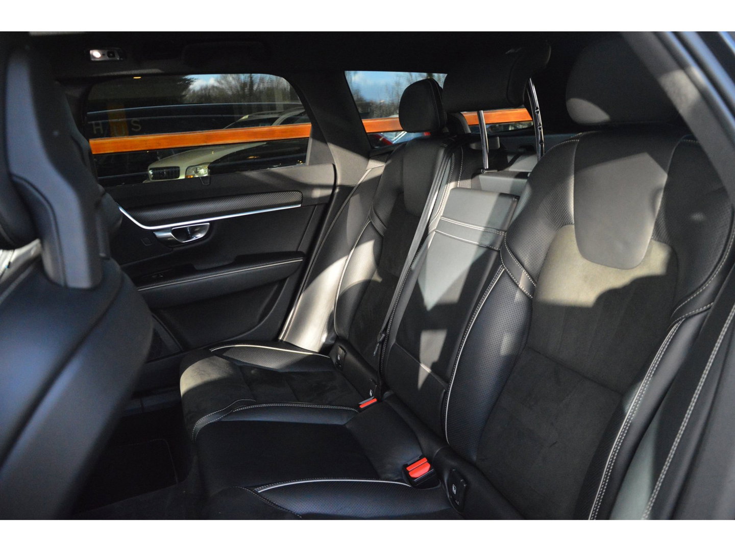 Volvo V90 T5 R-Design | Panormadak | Head-Up Display | Trekhaak | Stoelverwarming | Camera | Adaptive Cruise |