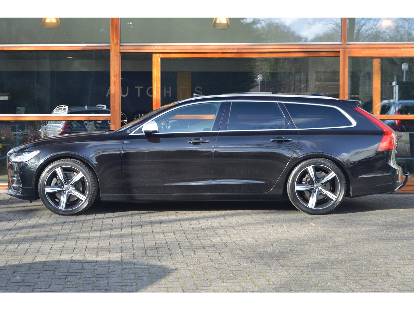 Volvo V90 T5 R-Design | Panormadak | Head-Up Display | Trekhaak | Stoelverwarming | Camera | Adaptive Cruise |