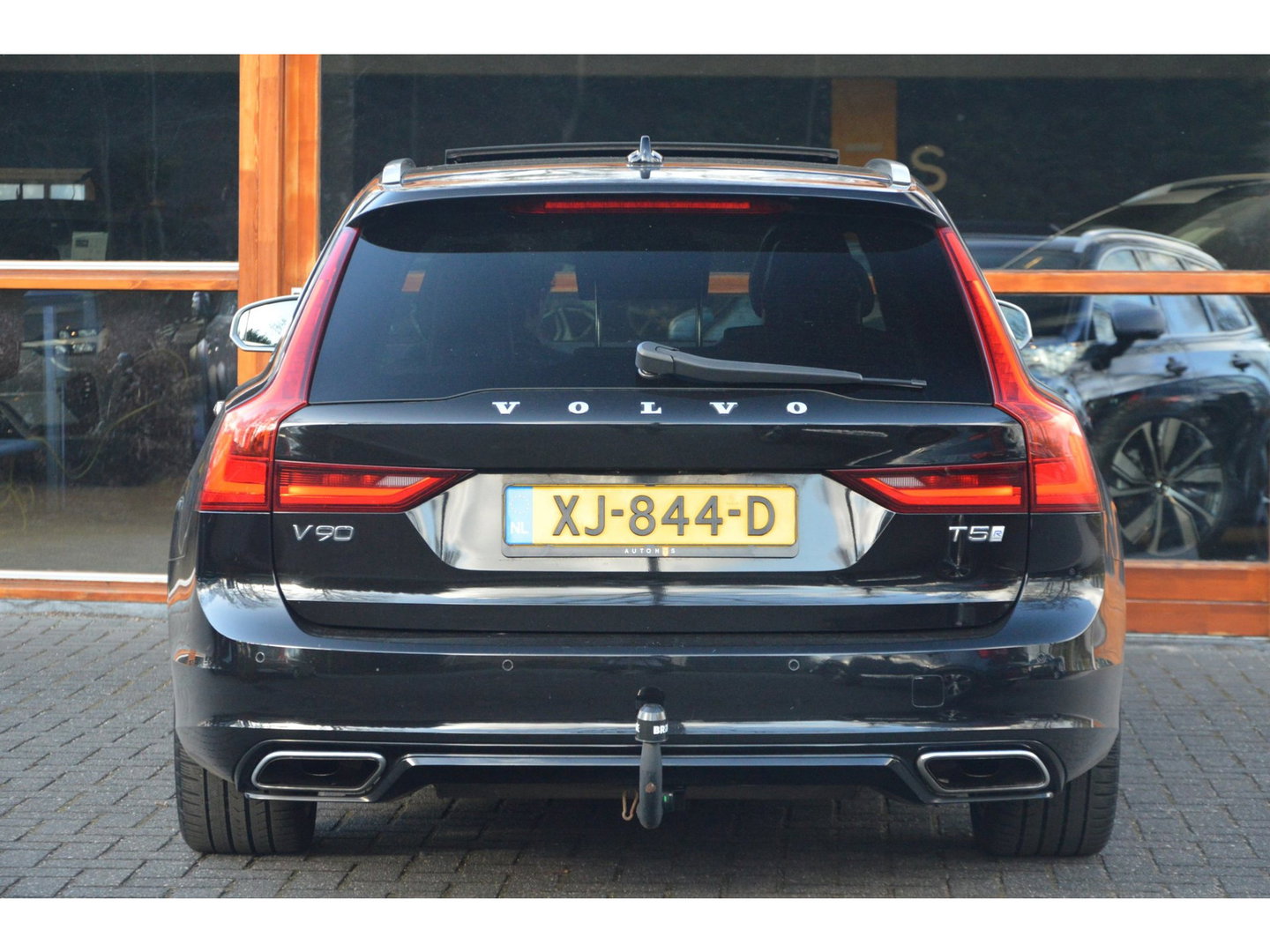 Volvo V90 T5 R-Design | Panormadak | Head-Up Display | Trekhaak | Stoelverwarming | Camera | Adaptive Cruise |