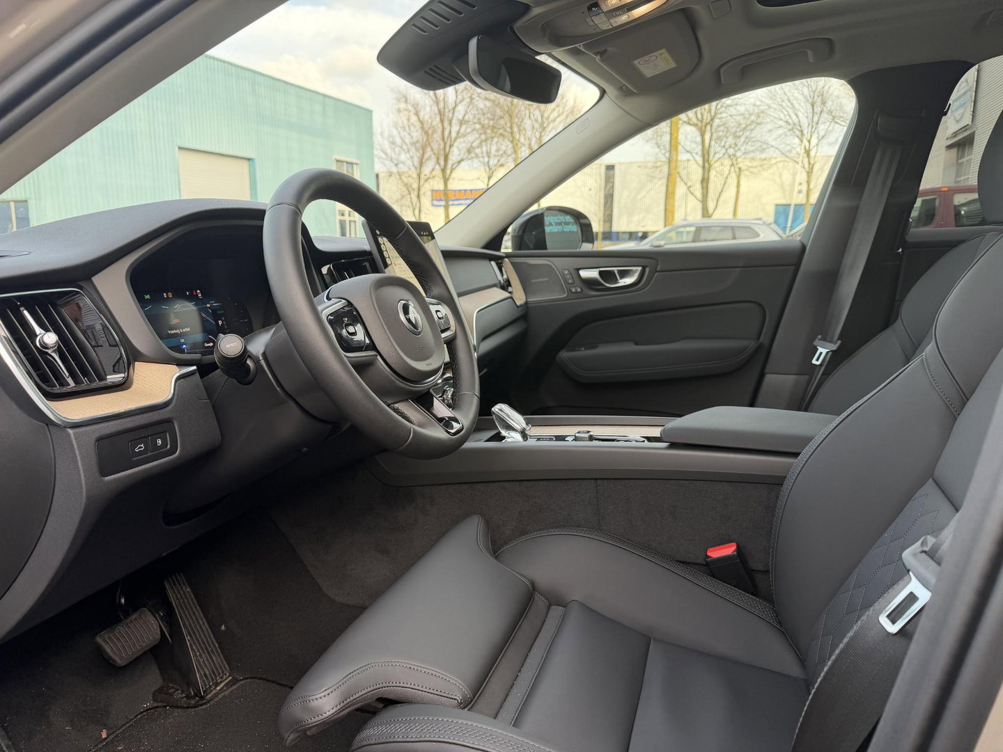 Volvo XC60 2.0 T8 Plug-in hybrid AWD Plus Dark Trekhaak l 360 l 455PK