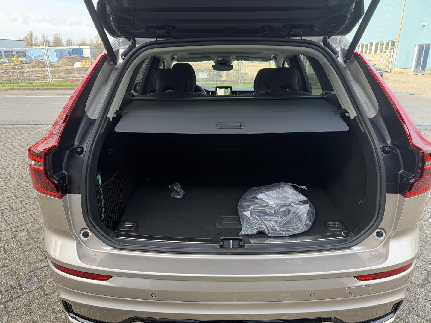 Volvo XC60 2.0 T8 Plug-in hybrid AWD Plus Dark Trekhaak l 360 l 455PK