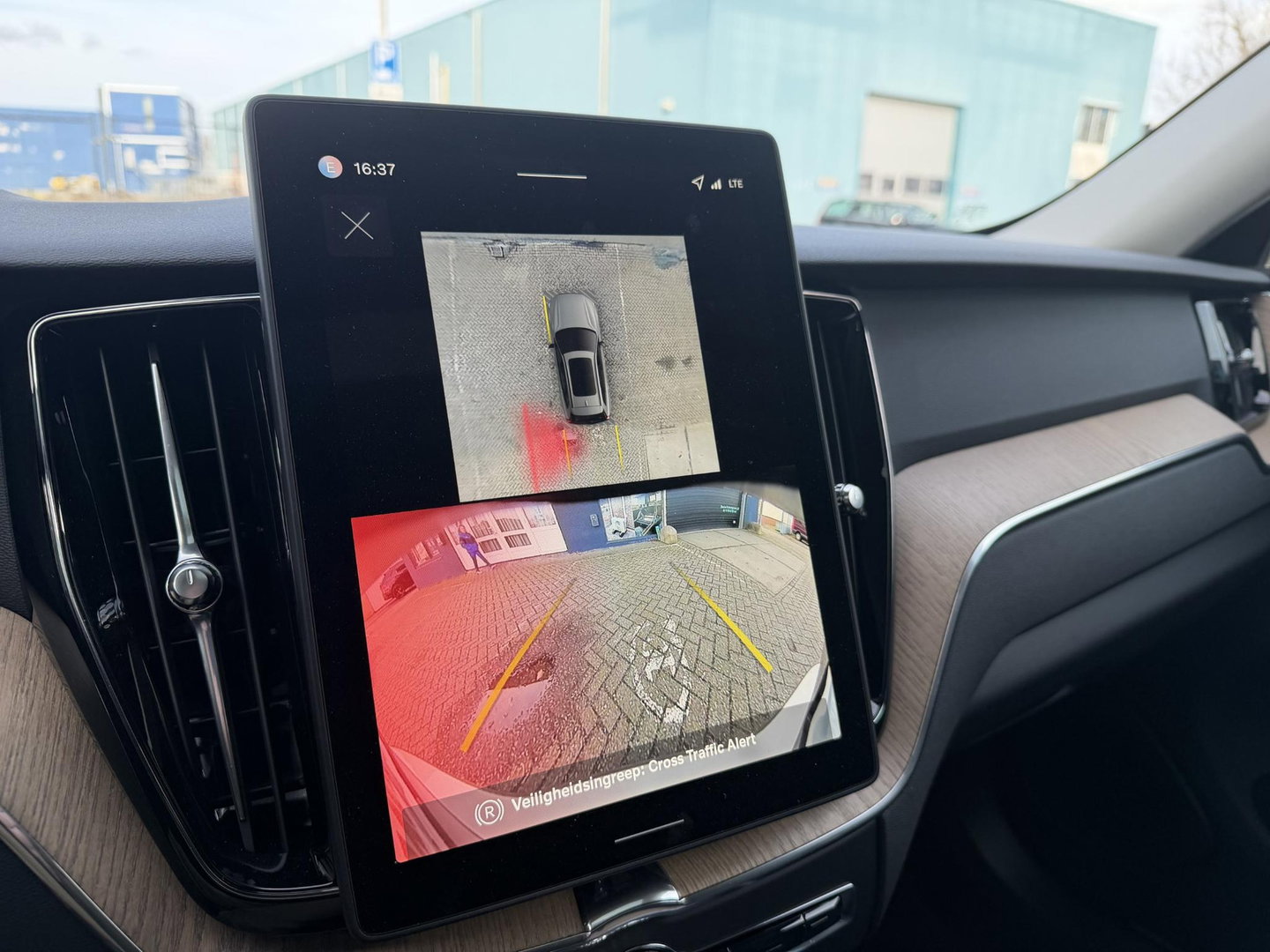 Volvo XC60 2.0 T8 Plug-in hybrid AWD Plus Dark Trekhaak l 360 l 455PK