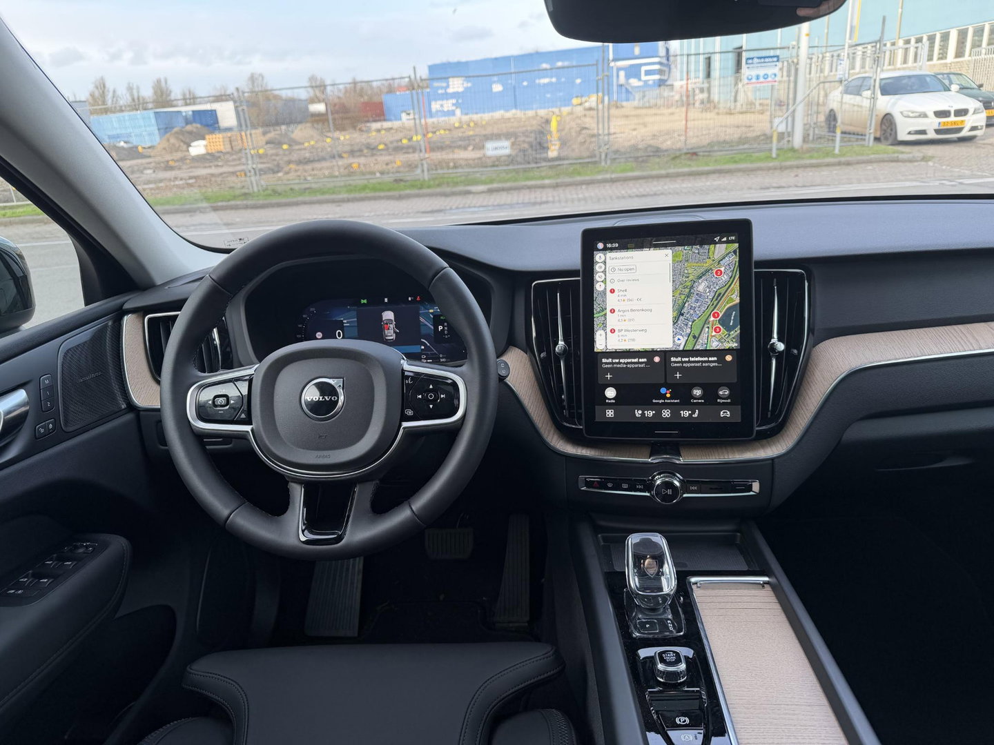 Volvo XC60 2.0 T8 Plug-in hybrid AWD Plus Dark Trekhaak l 360 l 455PK