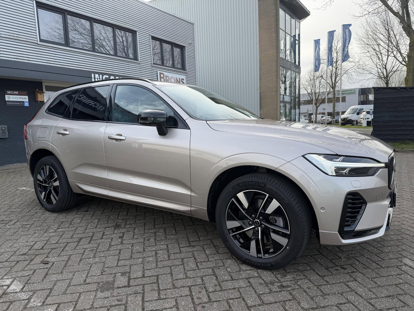 Volvo XC60 2.0 T8 Plug-in hybrid AWD Plus Dark Trekhaak l 360 l 455PK