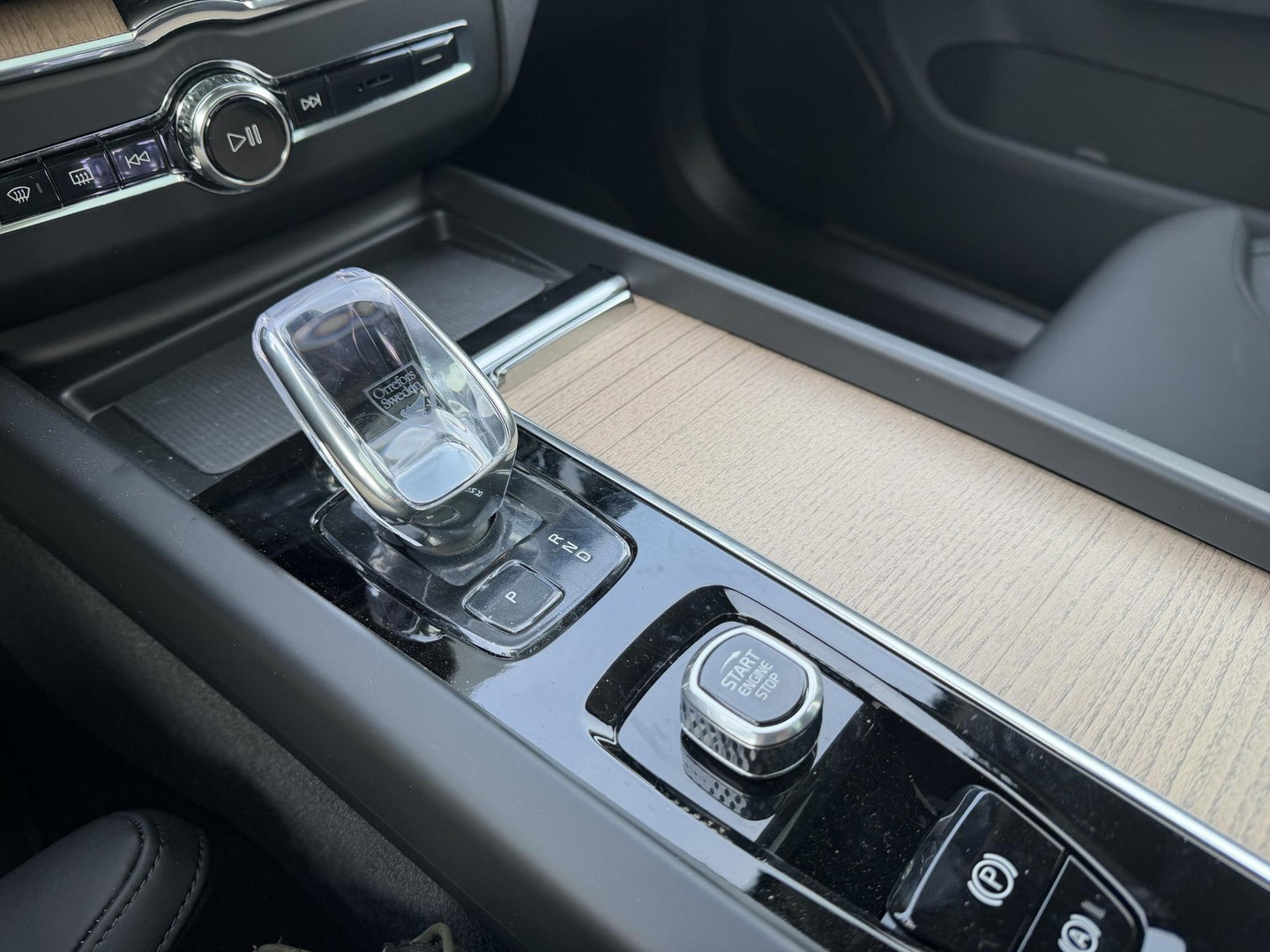 Volvo XC60 2.0 T8 Plug-in hybrid AWD Plus Dark Trekhaak l 360 l 455PK