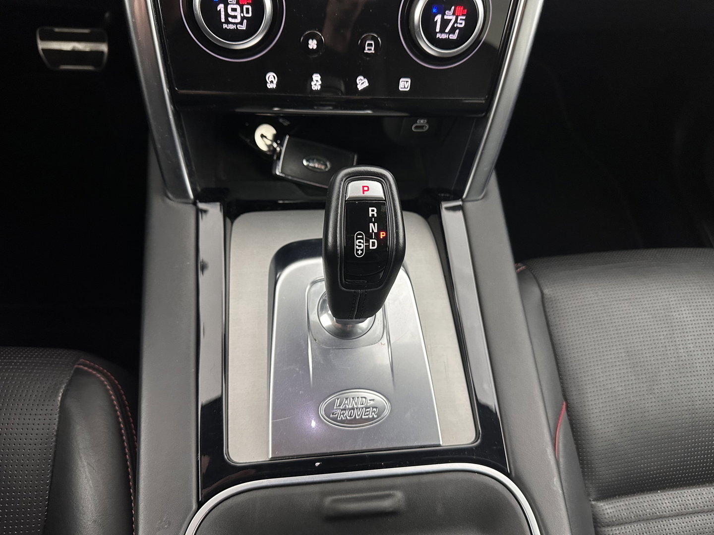 Land Rover Discovery Sport P300e 1.5 R-Dynamic HSE (Plug-in) (INCL.BTW) *LEATHER | FULL-LED | DIGI-COCKPIT | BLINDSPOT | KEYLESS | SHIFT-PADDLES | PRIVACY-GLASS | NAVI-FULLMAP | ECC | PDC | CRUISE | 20''ALU*