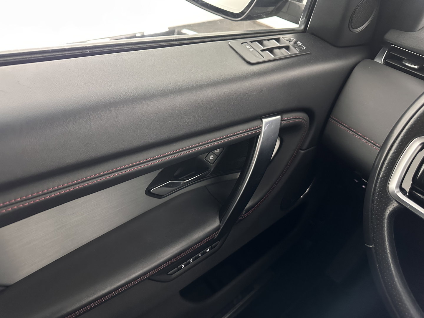 Land Rover Discovery Sport P300e 1.5 R-Dynamic HSE (Plug-in) (INCL.BTW) *LEATHER | FULL-LED | DIGI-COCKPIT | BLINDSPOT | KEYLESS | SHIFT-PADDLES | PRIVACY-GLASS | NAVI-FULLMAP | ECC | PDC | CRUISE | 20''ALU*